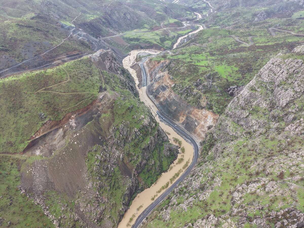 Yeni bir sel ve yol vakası daha! Dere taştı, kara yolu sular altında kaldı 4